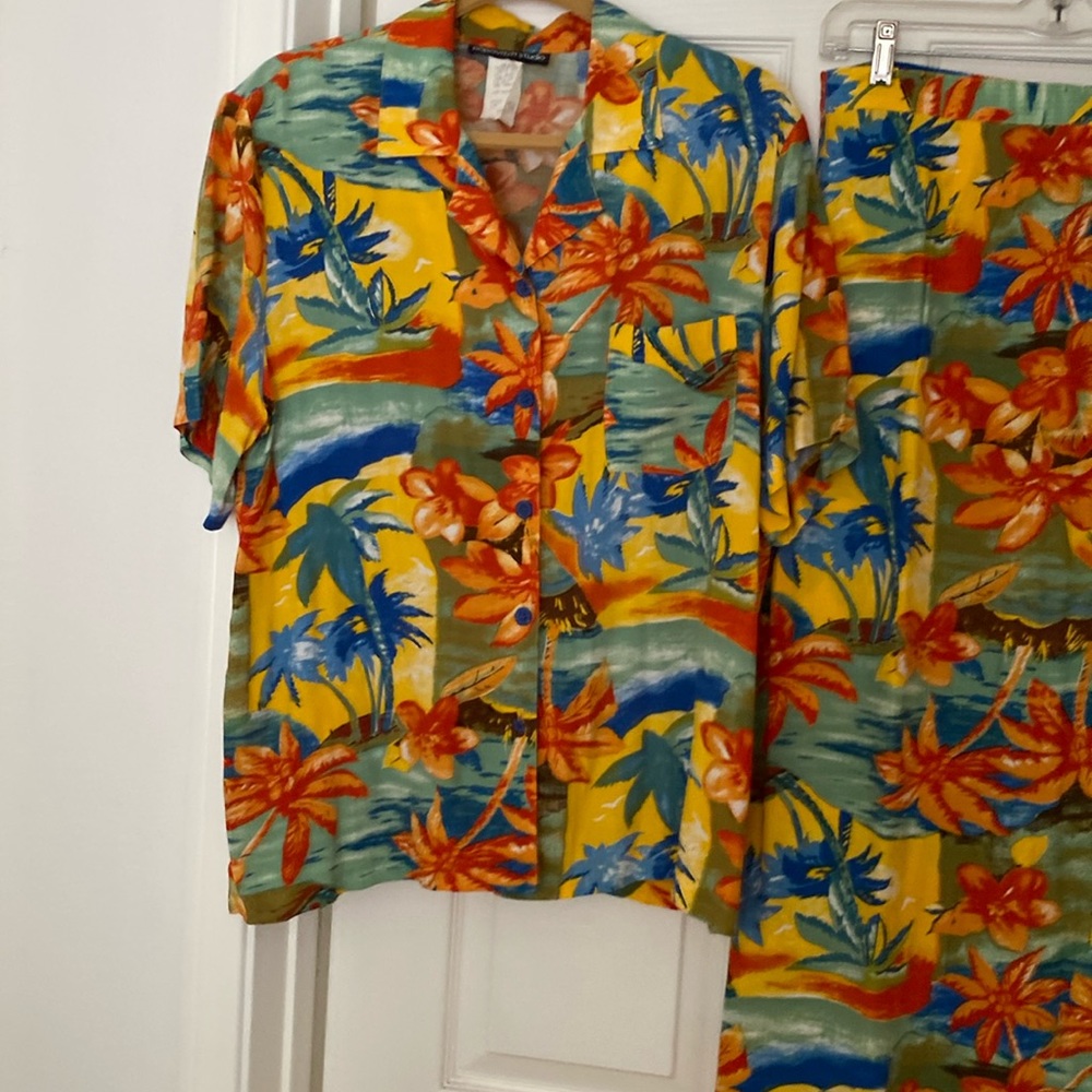 HAWAIIAN TOP & MATCHING WRAP AROUND SKIRT. Size M